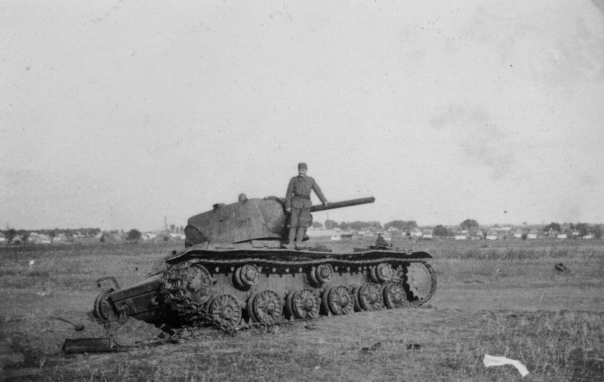 Т 34 стз сталинград. Танк кв 145 танковой бригады. Танк кв-1 зима 1942. Подбитые танки вов 1941-1945. Танк кв-1.