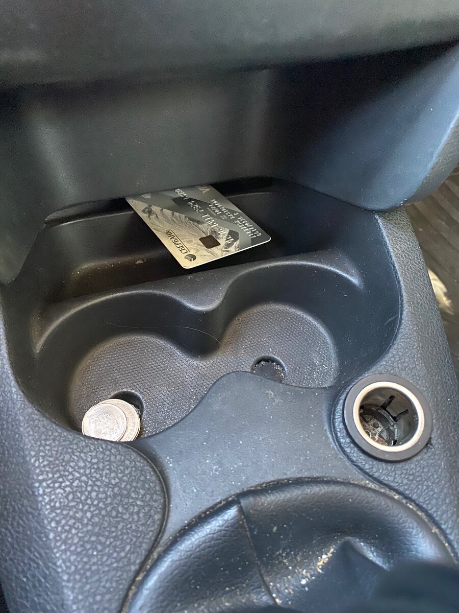 Карточка упала в щель между пластиком