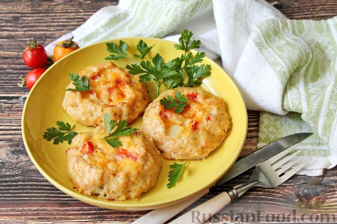 фарш куриный, лук репчатый, молоко, хлеб белый, яйцо, масло растительное, сыр твёрдый, помидоры, перец болгарский, желток, базилик сушёный молотый, перец чёрный молотый, паприка молотая, соль