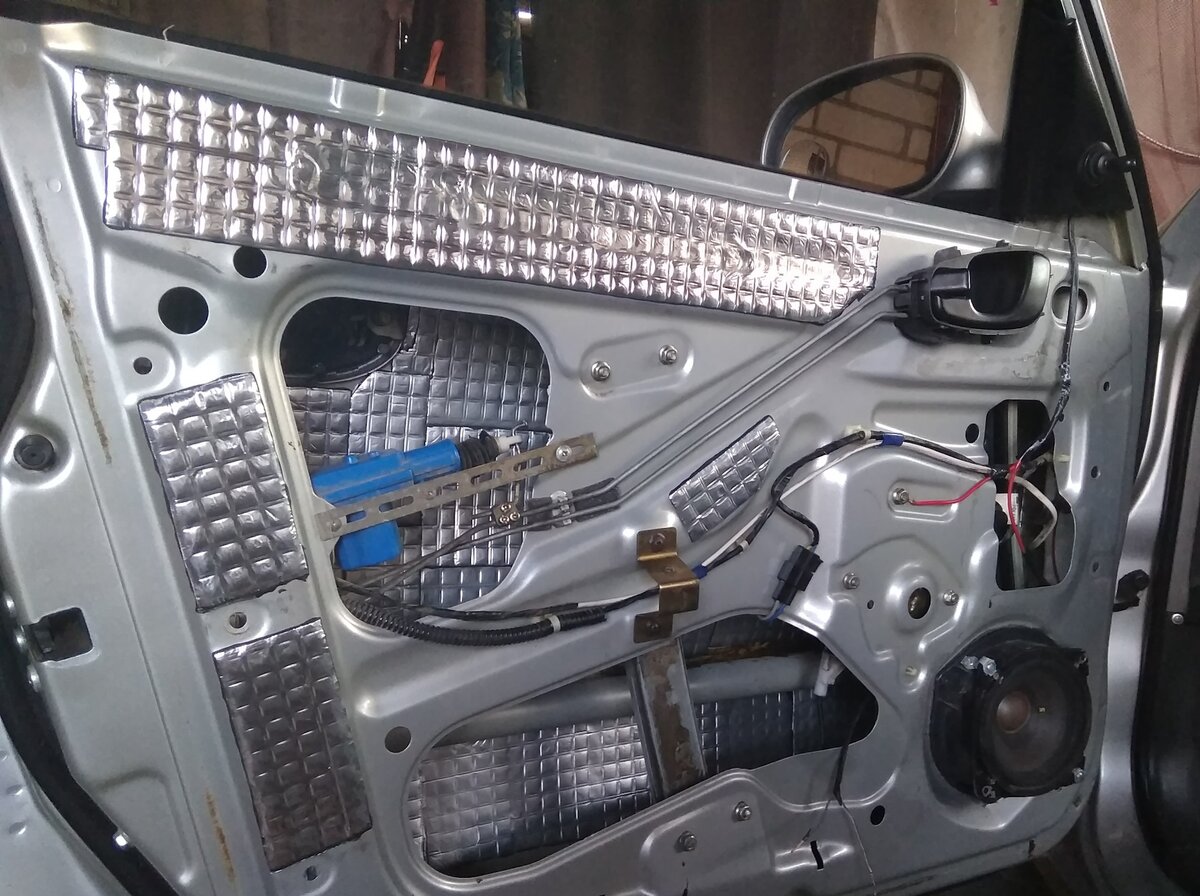 Виброизоляция передних дверей