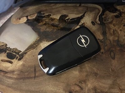 Так выглядит ключ.Где здесь батарейка,сразу и не поймёшь.