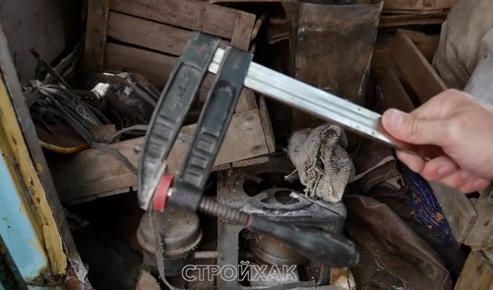 струбцина отлично подойдет для самоделки. | Фото: youtu.be/HPrxTtoWexI.