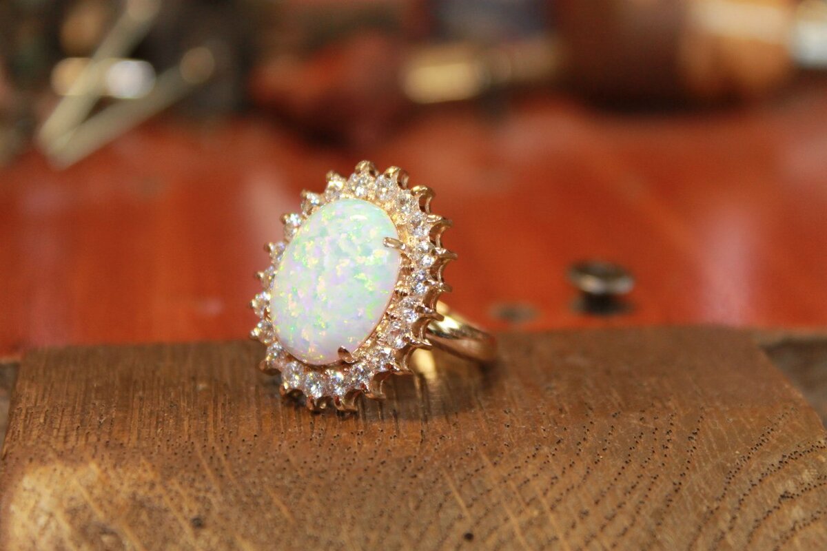 Золотое кольцо с опалом