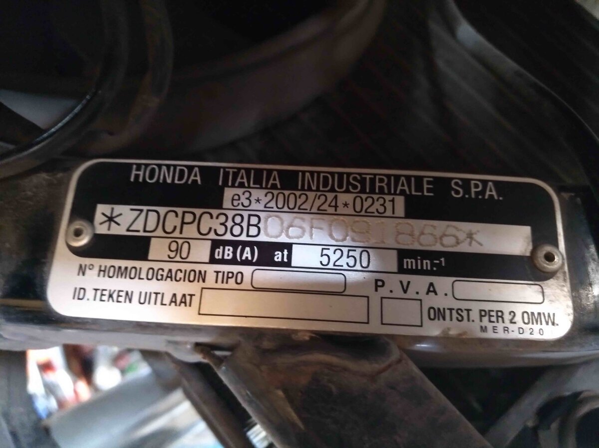 Интересный момент: в Европе в омологационной табличке кроме VIN указывают допустимый уровень шума: 90 дБ при 5250 об./мин.