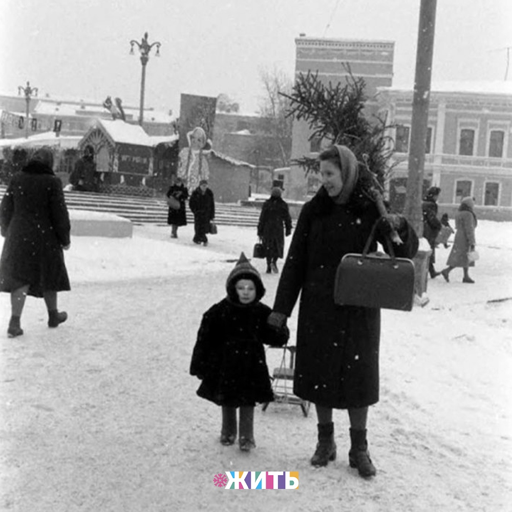 Зима ссср. Детство зимой в СССР. Дети СССР зимой. Зима в Советском Союзе. Советские зимние фотографии.