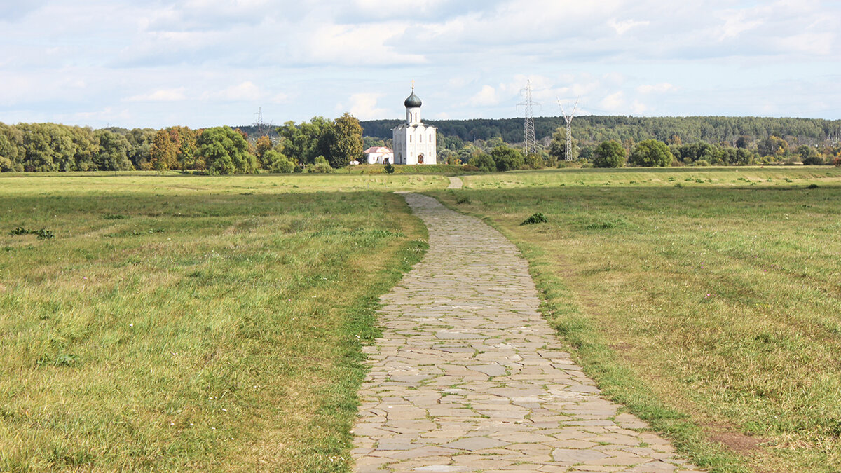 К церкви ведёт каменная тропа
