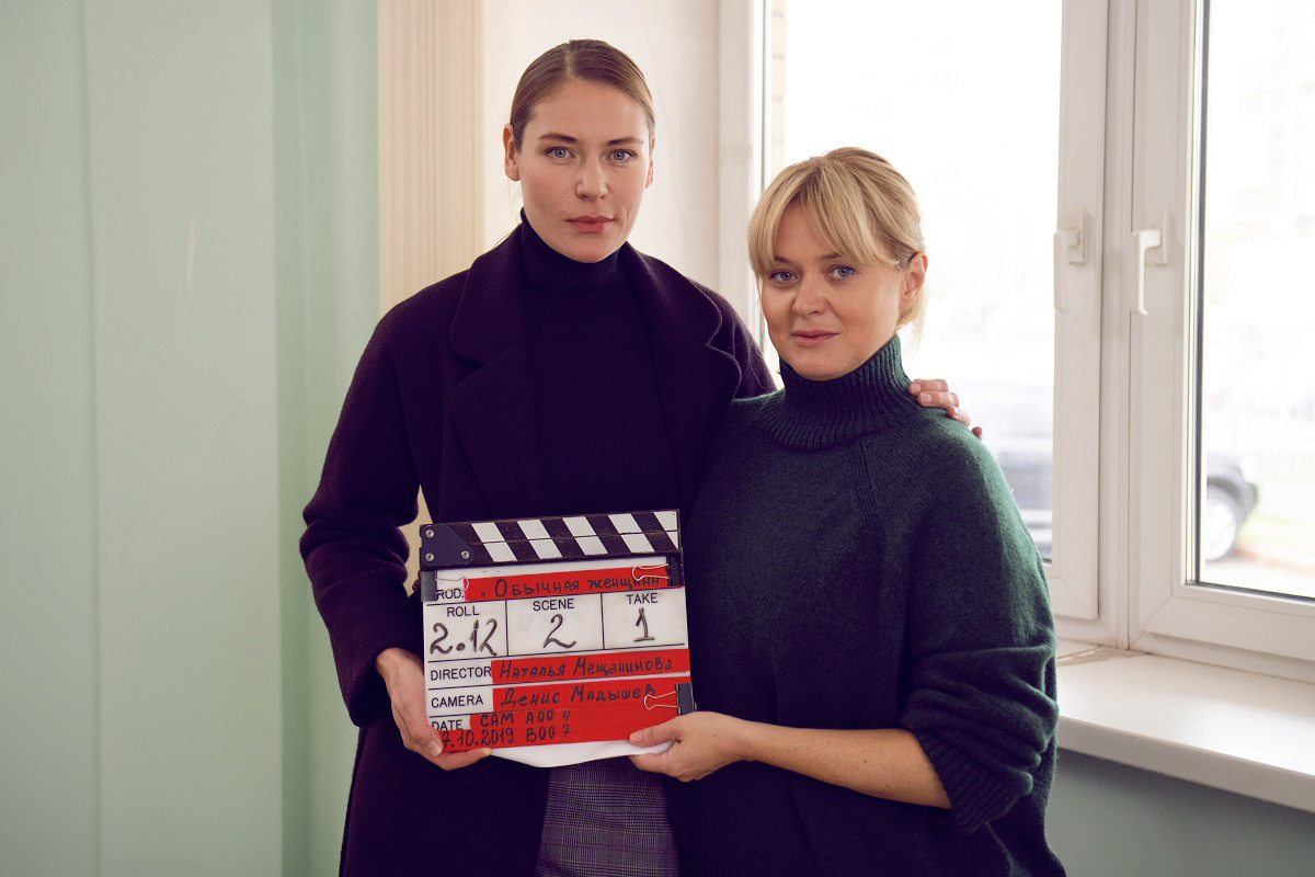 Анна со своей подельницей из сериала (сотрудницей гостиницы).