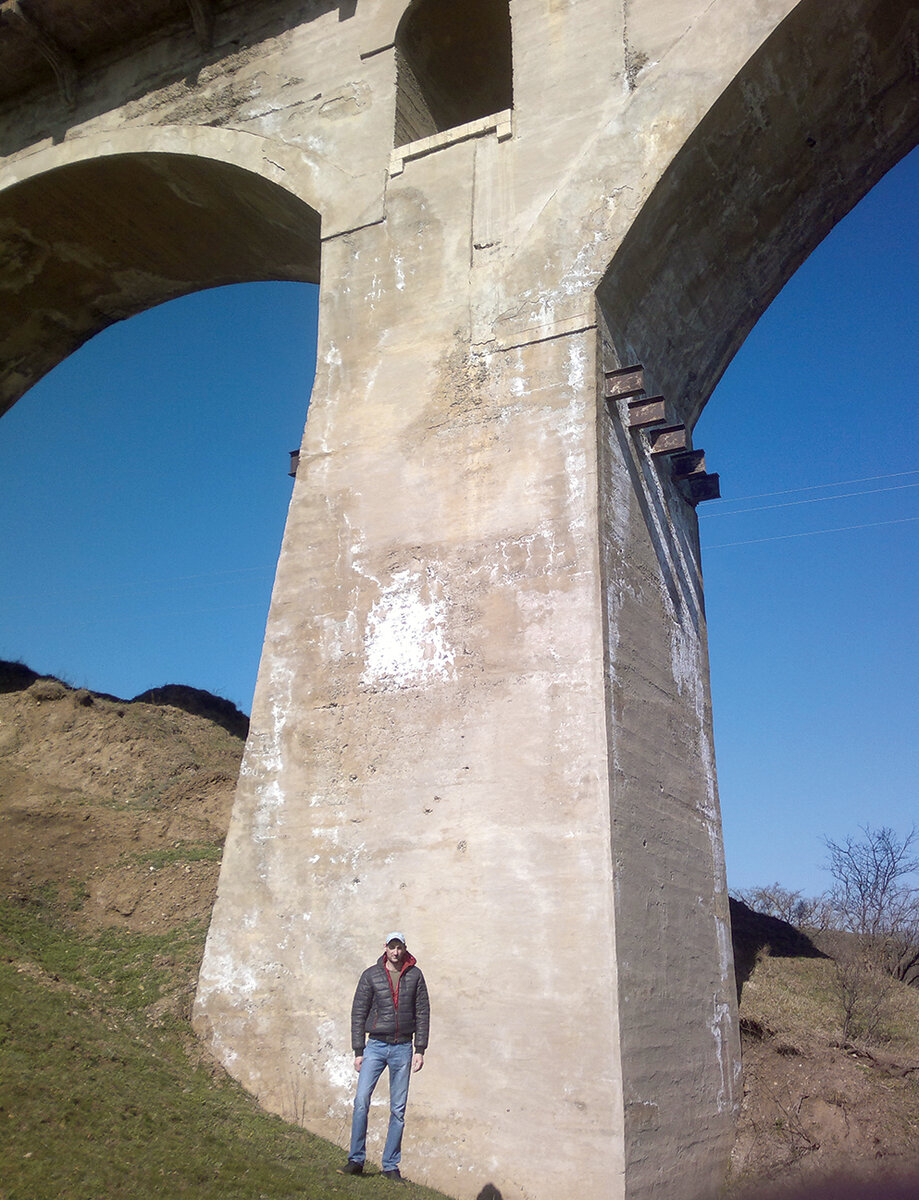 Остатки арочного железнодорожного моста Ставрополь —Туапсинской железной дороги (Туапсинка). Эта железная дорога просуществовала  примерно до 1922 г.