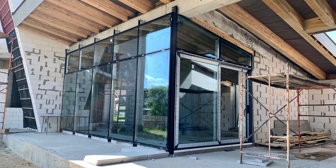 Остекление частного дома алюминиевыми конструкциями. Процесс работы.