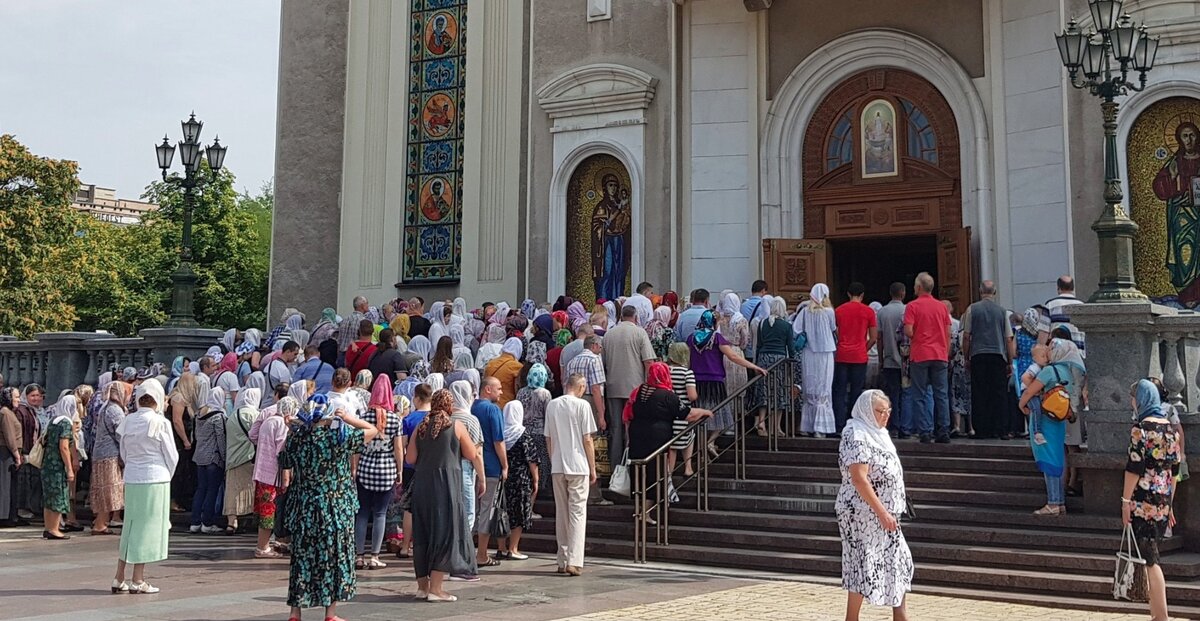 Христианский храм и прихожане