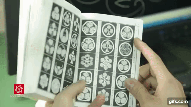 Процесс создания конструкции и дизайна ножа с использованием традиционных японских узоров. Уже на этапе чертежа можно протестировать весь механизм: сложив, а затем раскрыв нож.