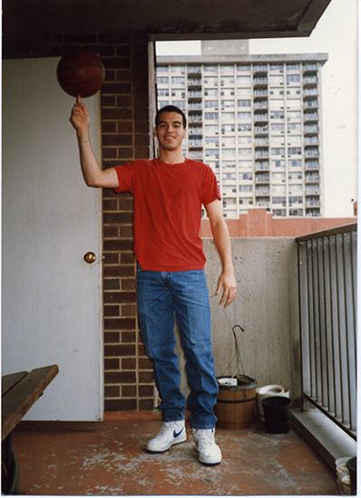 Кроссовки суперколлектором Bobbito Garcia в ВВС 1С, Нью-Йорк, 1987. Фото: Рамон Гарсия. Любезно предоставлено архивом Боббито Гарсии из предстоящего фильма Rock Rubber 45s