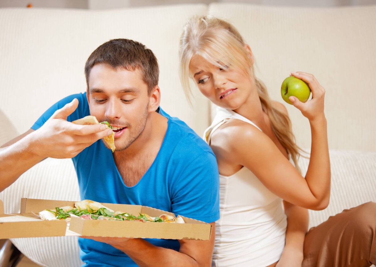 Муж ест руками. Здоровое питание мужчина и женщина. Еда на женщине. Отношения с едой. Мужская и женская еда.
