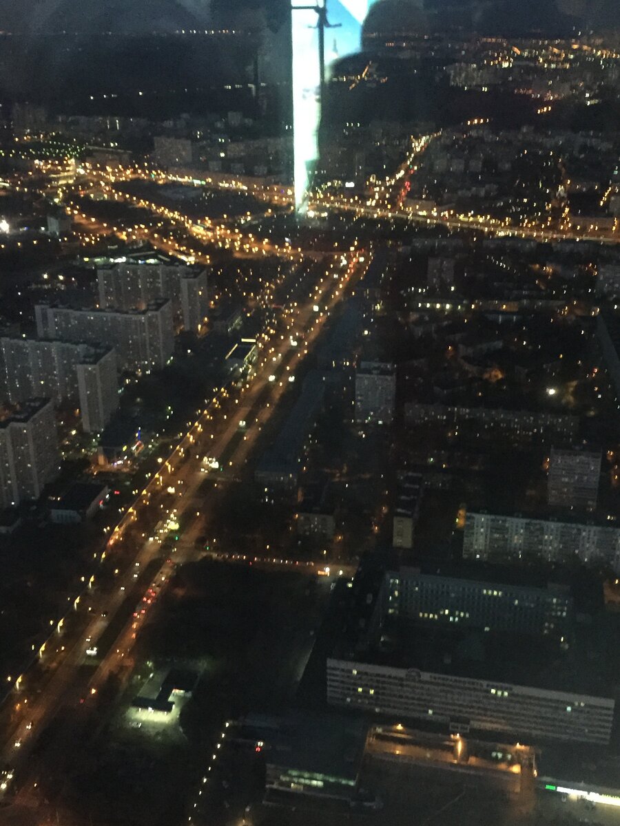 Ты когда-нибудь видела Москву С высоты в семнадцать этажей?
Осторожно стоя на краю
В океане тысячи огней...