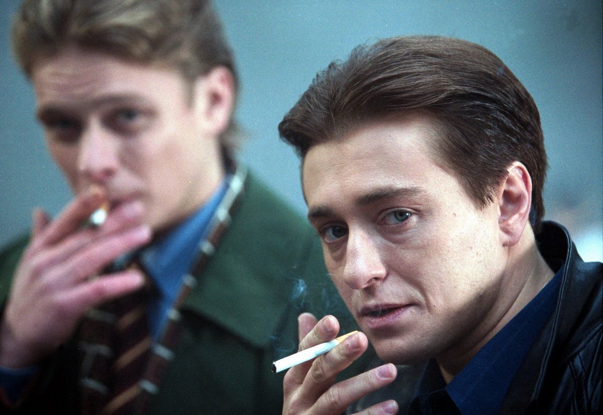 Лихой Сергей Безруков в своей самой знаковой роли. Кадр из сериала "Бригада"/ источник Kinopoisk