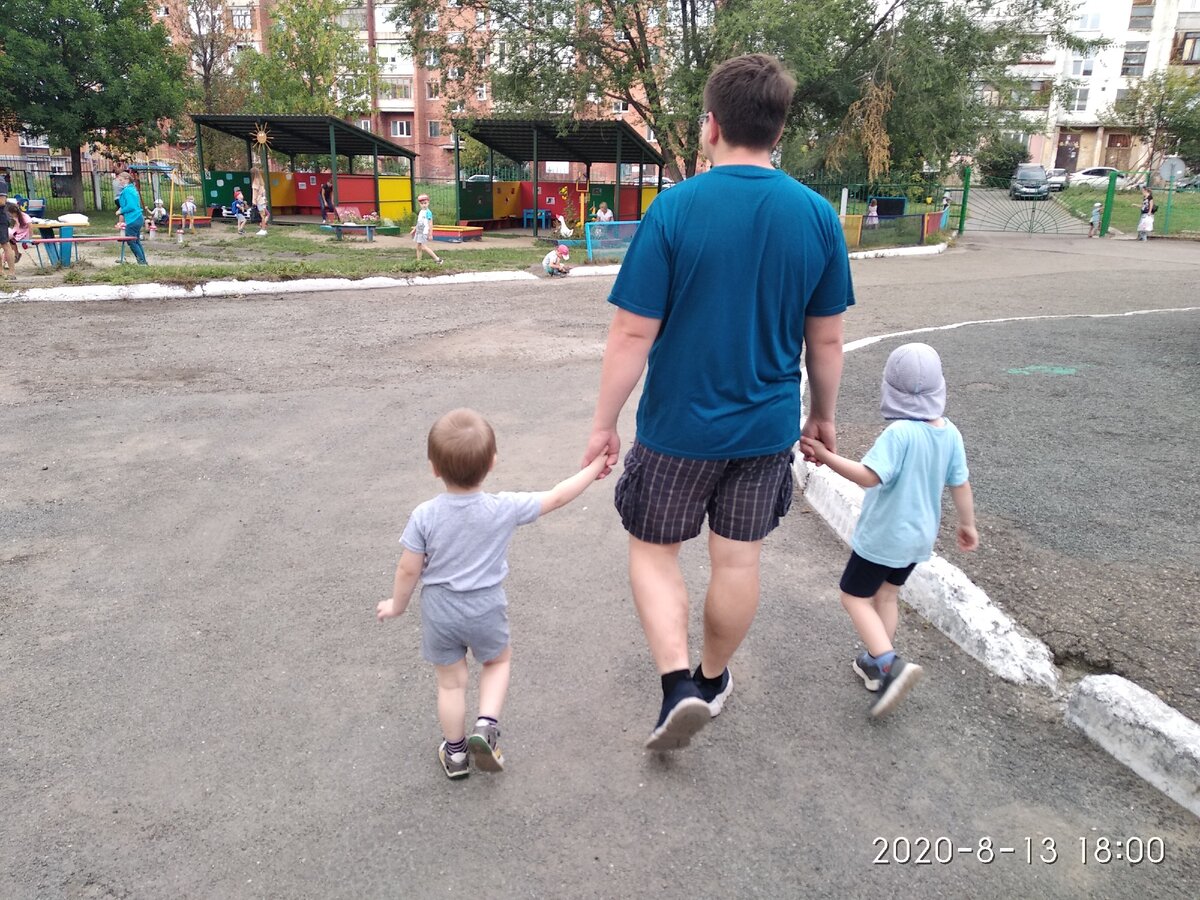 Что-то нет у меня фотографий детей с мужем, кроме этой))