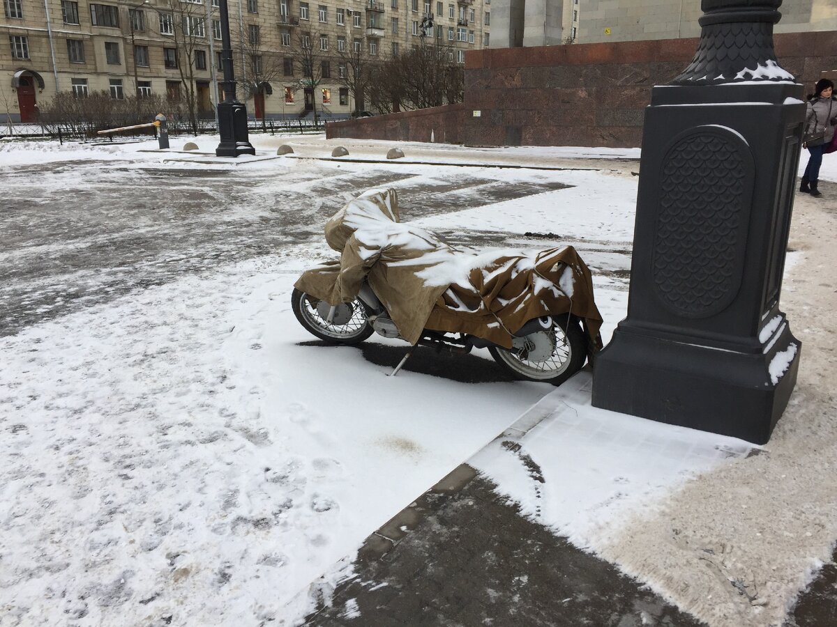 Еще на мотоцикл могут попадать реагенты от дороги