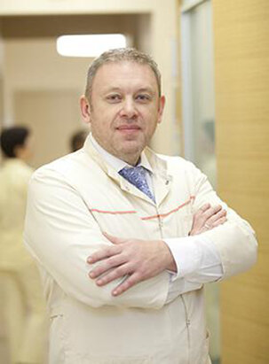 Мохов Дмитрий Евгеньевич. д.м.н., профессор, Заслуженный врач РФ, остеопат. Источник: https://instost.ru/clinics-doctors/mokhov_dmitry/
