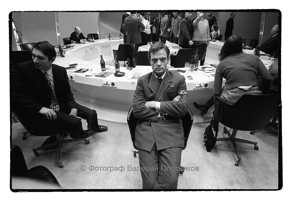 На съёмке фильма "Солярис". 1972 год. Владислав Дворжецкий : «Очень важными по смыслу в «Солярисе» становятся эпизоды пресс-конференции Бертона. Бертон, побывавший когда-то на далекой планете, ищет в нынешних людях, отправляющихся в далекие миры, человечности. А сам он человек-загадка. Да, когда-то Бертон в межпланетной экспедиции встретился со страшной и загадочной субстанцией — Океаном. С субстанцией, материализующей человеческую мысль. Мы видим на экране глаза молодого человека, в которых удивление, испуг перед Океаном. И видим потом измученные глаза старика, в которых раз и навсегда отразилось непознаваемое».