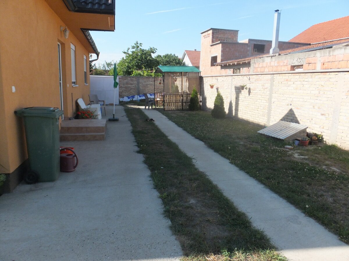 Наш дом и двор, соседи рядом )))