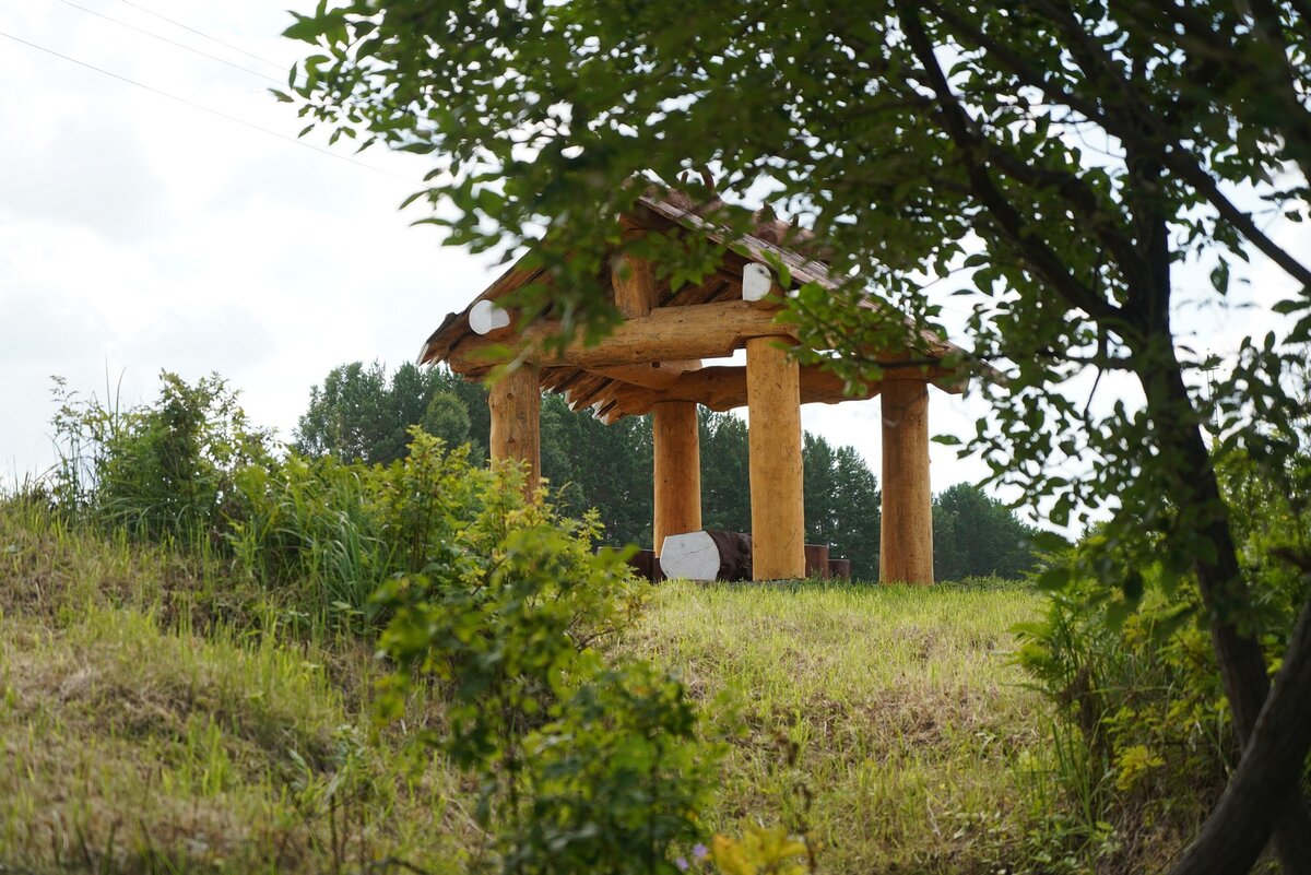 ЗНАМЕНИТАЯ БЕСЕДКА У РОДНИКА - РОДНИК ВНИЗУ. У БЕСЕДКИ ТАКИЕ ТОЛСТЫЕ БРЁВНА, ЧТО ЯСНО, СТОЯТЬ ЕЙ ВЕЧНО