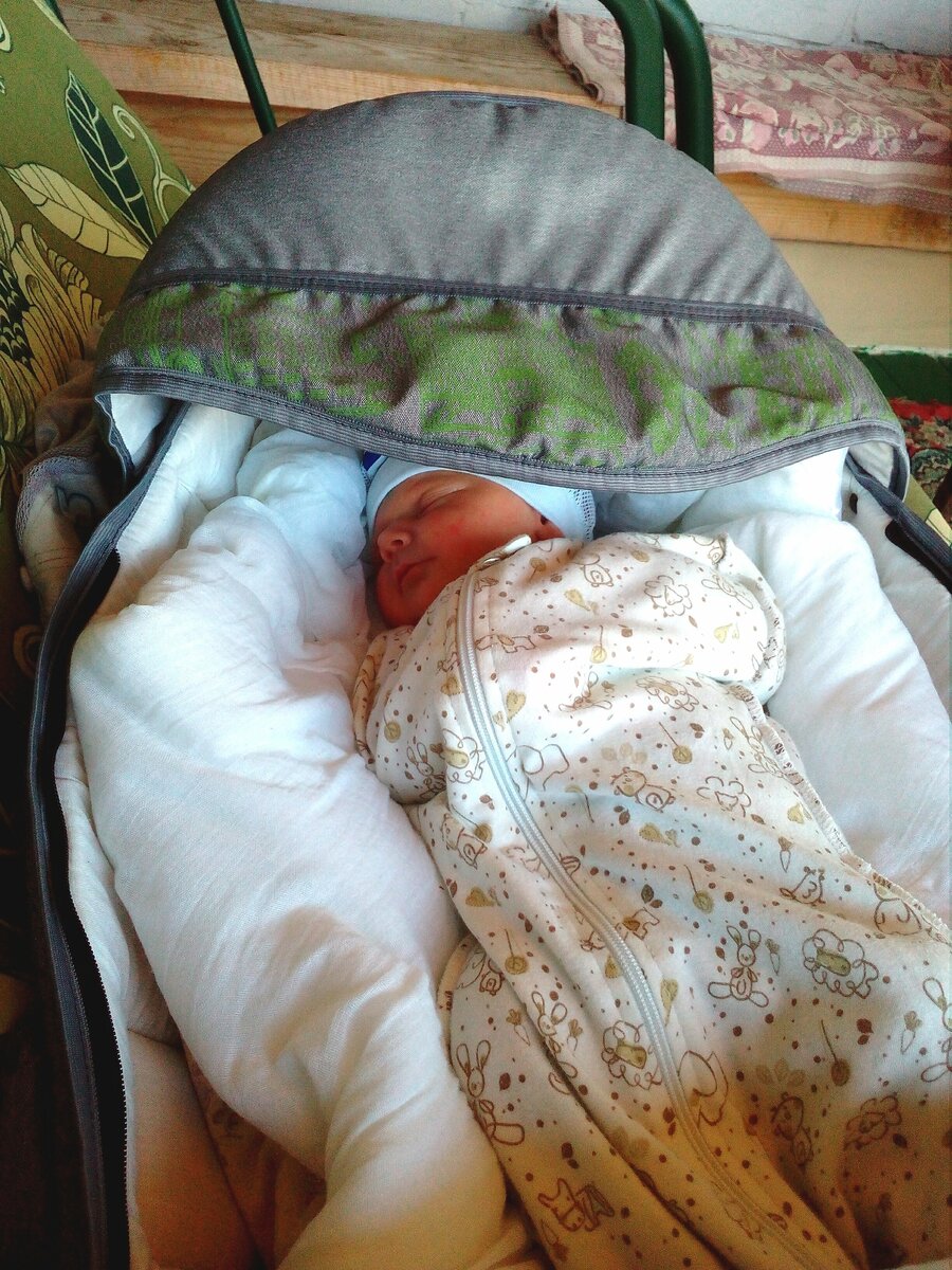 Очень удобно было с переноской и в садик ходить, и в гости ездить