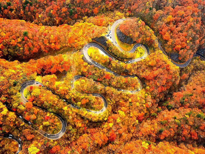 Серпантин Ирохадзака , соединяющий район центрального Никкото с горной частью региона Окуникко.