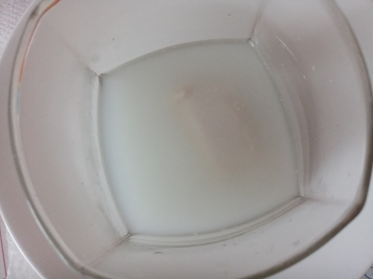 Дрожжи в стакане с теплой водой
