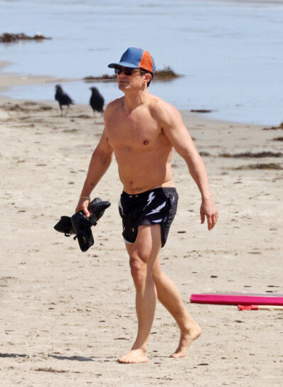 Орландо Блум демонстрирует свое подтянутое тело, проводя день на пляже в Санта-Барбаре. 1