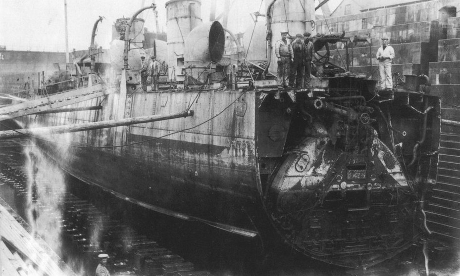  Корма HMS Nubian в сухом доке