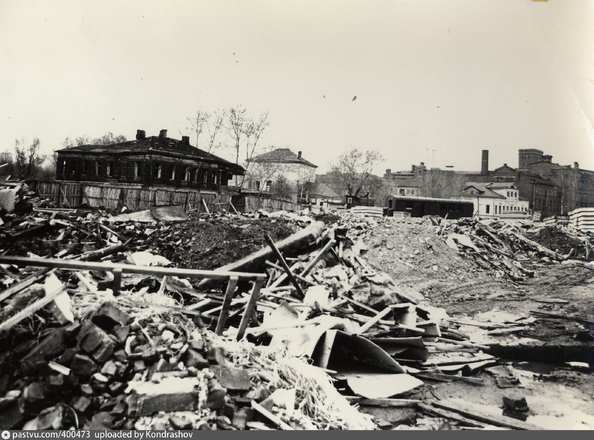 Снос домов на 2-м Голутвинском и Земском переулке. Они находились на месте современного "Президент-отеля", 1971.