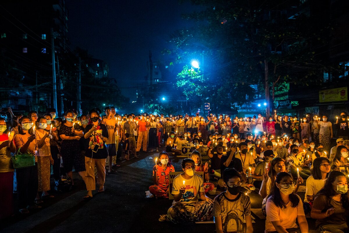  Акция протеста в этом месяце в Янгоне, Мьянма, против свержения военными гражданского правительства. 