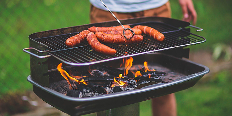 Колбаски на гриле. Изображение Karolina Grabowska с сайта Pixabay, Pixabay License 