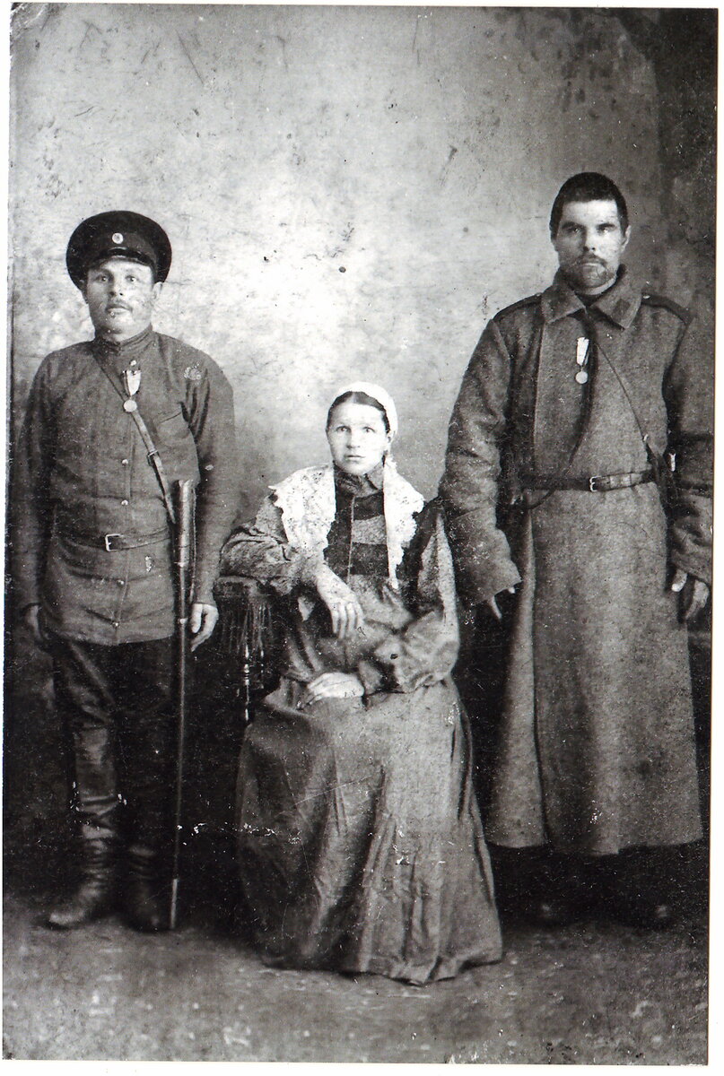 Потомки служилых казаков Седельниковых, основателей редута Лосев. Справа И.С. Седельников, в центре И.С. Седельникова. 1904 год.