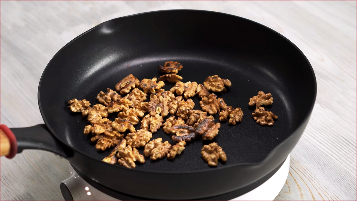 орехи на сковороде. узбекская сладость с грецким орехом. орешки жареные на сковороде. 100 г грецких орехов. жареные орехи с сахаром.