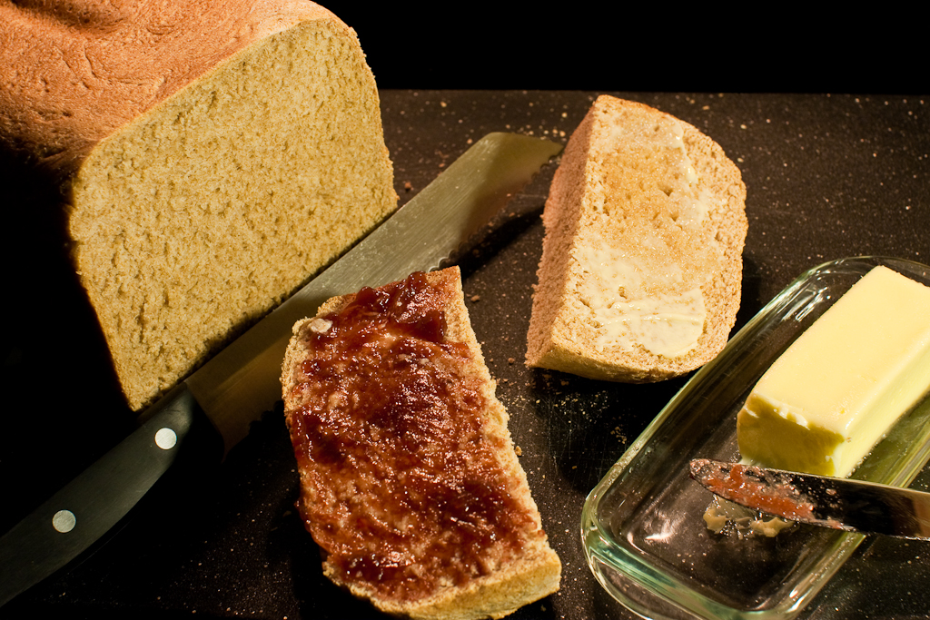 хлеб с маслом фото сверху. хлеб соль фото. Butter on table. хлебец с маслом главная мысль. хлеб с маслом.