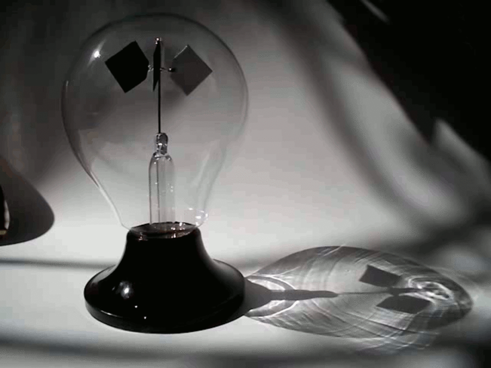 Light pressure. Радиометр Крукса. Радиометр Крукса (вертушка Крукса). Радиометр Лебедева. Радиометр Крукса gif.