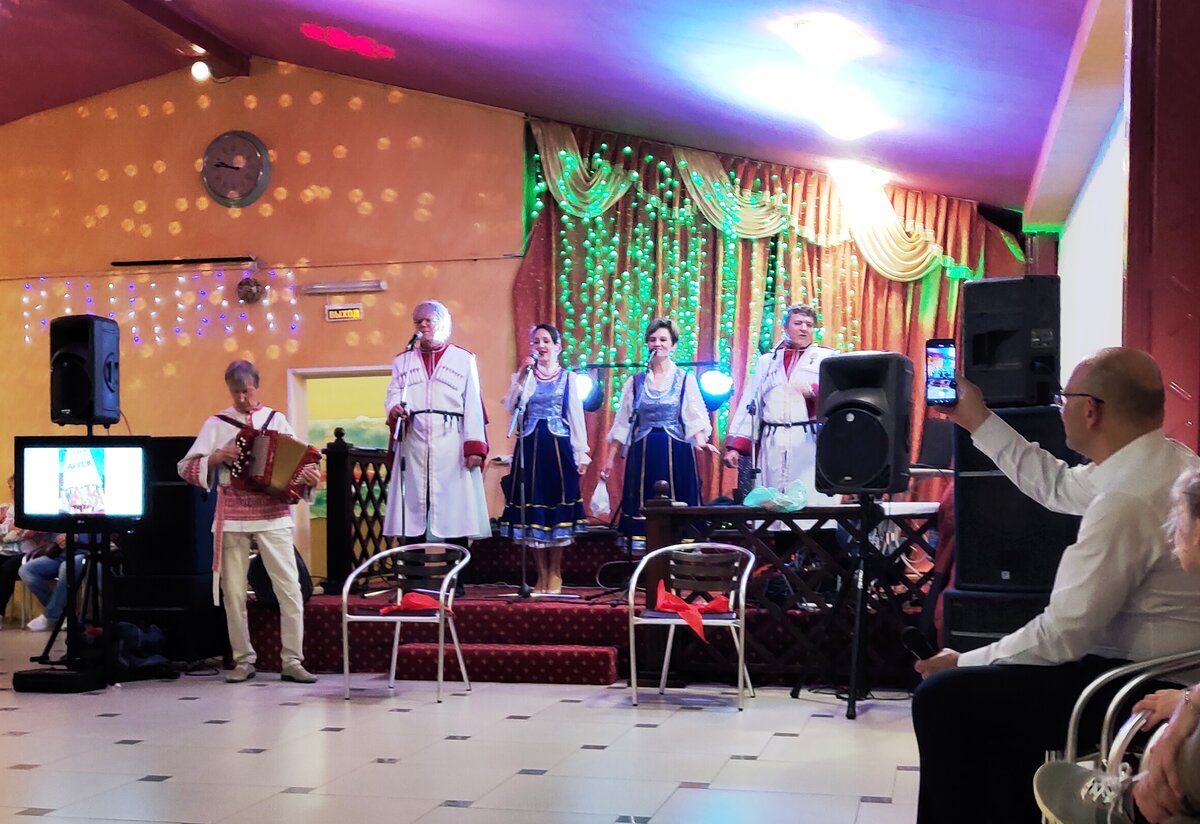 Пенсионеры, отдыхающие в санатории, ностальгируют по давно похороненному ими же прошлому