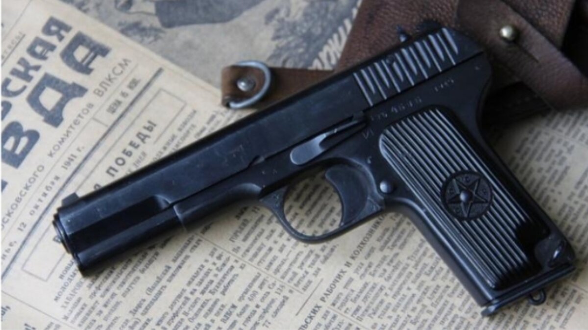 Пистолет ТТ обр. 1933 г. ТТ - Тульский Токарева, первый армейский самозарядный пистолет РККА, разработанный в 1930 году под калибр 7,62 советским конструктором Фёдором Васильевичем Токаревым. 
Пистолет ТТ является самозарядным пистолетом, действующим за счёт отдачи при коротком ходе ствола. Схема запирания канала ствола идентична конструкции М. Браунинга.
Вместе с тем, пистолет имеет оригинальные конструкторские решения, направленные на удобство обращения с оружием: объединение ударно-спускового механизма в отдельном едином блоке-колодке, который при разборке оружия свободно отделяется от рамы для чистки и смазки; размещение боевой пружины в курке, что сократило продольную ширину рукоятки; крепление щёчек рукоятки при помощи закреплённых на них поворотных планок, упрощавших разборку пистолета, отсутствие предохранительного механизма — его функцию выполнял предохранительный взвод курка.
Схема Браунинга запирания канала ствола с коротким ходом и качающейся серьгой, система работы автоматики, а также УСМ, заимствованные у пистолета Colt M1911, были модифицированы для упрощения производства.
УСМ одинарного действия. Ударный механизм выполнен единым блоком, что упрощало заводскую сборку (несколько лет спустя швейцарский оружейник Шарль Петтер применил такую же компоновку во французском пистолете «Модель 1935»).
Пистолет не имеет предохранителя как отдельной детали, его функции выполняет предохранительный взвод курка. Для снятия курка с предохранительного взвода нужно взвести курок. Чтобы поставить взведённый курок на предохранительный взвод, его сначала нужно спустить, придерживая его и нажимая на спуск. Для постановки спущенного курка на предохранительный взвод нужно немного отвести курок назад. После этого будет заблокирован спуск и затвор, а курок не будет касаться ударника. Это исключает возможность выстрела при падении пистолета или случайном ударе по головке курка.
Носить пистолет с патроном в патроннике со спущенным курком запрещено, так как при воздействии на спущенный курок, например, от удара при падении, может произойти выстрел.
На левой стороне рамки находится рычаг затворной задержки. По израсходовании магазина затвор встаёт на задержку в заднем положении. Для снятия затвора с задержки нужно опустить рычаг затворной задержки.
Магазин вмещает 8 патронов. Кнопка защёлки магазина находится на левой стороне рукоятки, у основания спусковой скобы, как у Colt M1911.
Попадания при стрельбе на 50 м в каждой из 10 серий по 10 выстрелов укладываются в круг радиусом 150 мм.
Прицельные приспособления состоят из мушки, выполненной заодно с затвором, и целика, впрессованного в паз типа «ласточкин хвост» в задней части затвора. Щёчки рукоятки изготавливались из бакелита, а в годы войны из древесины (орех).