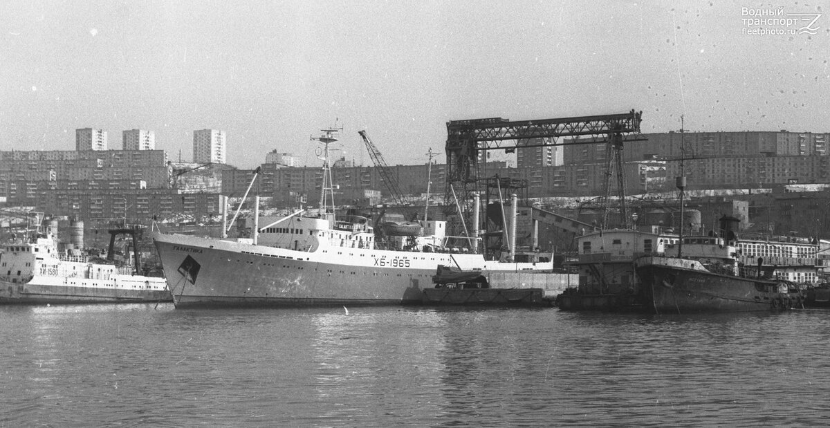 НАШ БМРТ "ГАЛАКТИКА" В БУХТЕ ЗОЛОТОЙ РОГ.