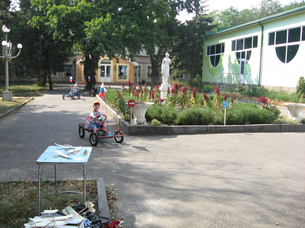 Для этого возраста сойдет и такая. В экономике маленькая игрушка в зарплате, вырастет в лимузин.