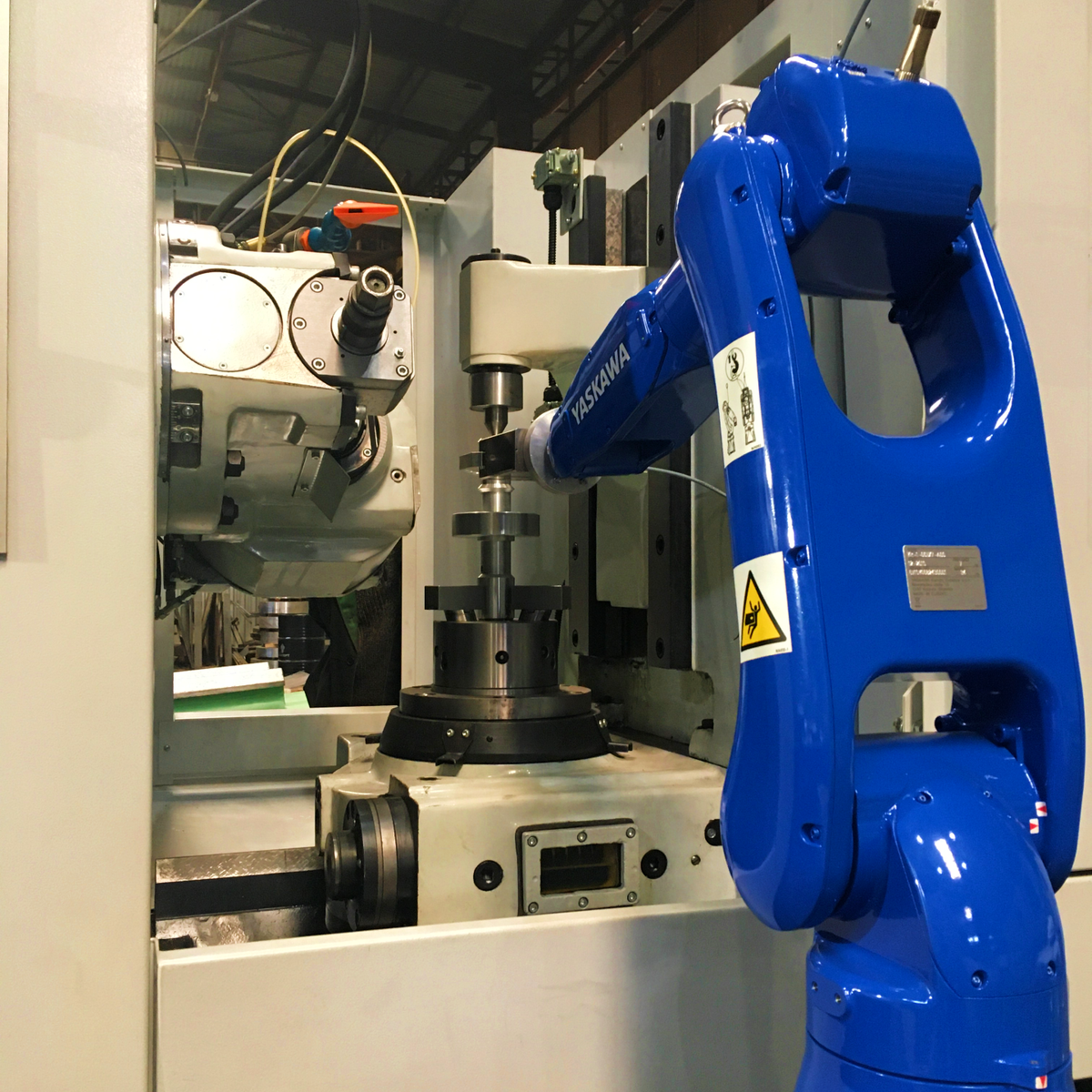 Подача заготовок и снятие деталей со станка роботом-манипулятором