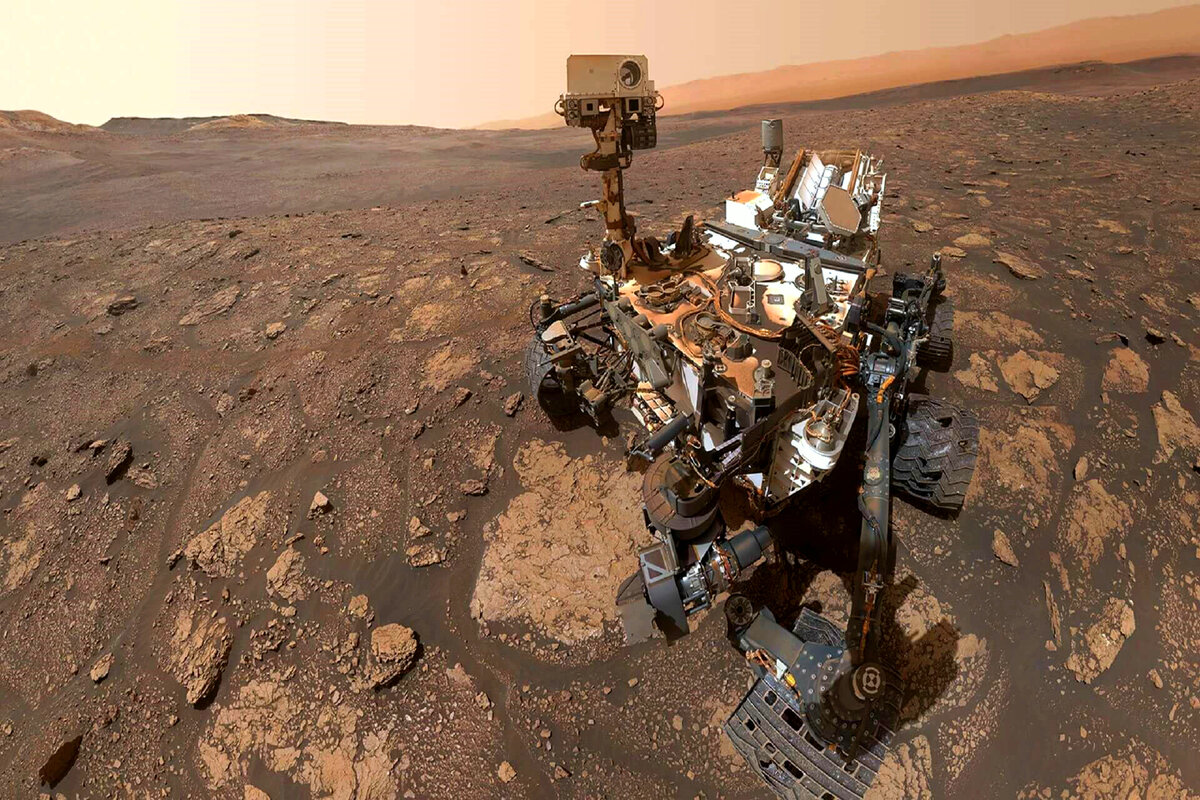 «Curiosity» сделал это знаменитое селфи в месте, названном "Мэри Эннинг" в честь английского палеонтолога 19 века. «Любопытство» взял три образца пробуренной породы на этом месте по пути из района Глен-Торридон, который, по мнению ученых, был местом, где древние условия были бы благоприятны для поддержания жизни, если бы она когда-либо существовала. Фото: NASA/JPL-Caltech/MSSS