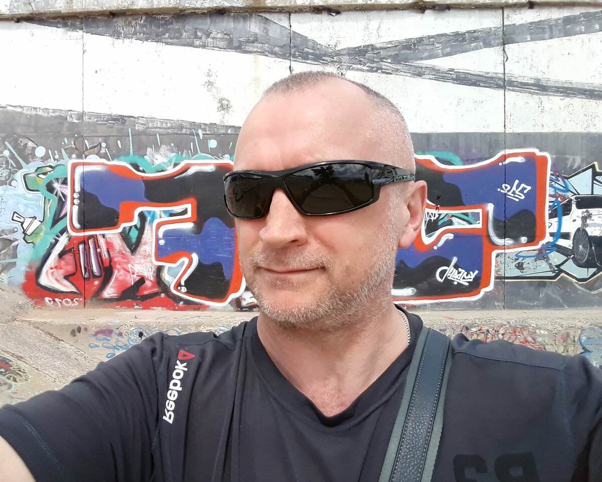 Друзья, это я - автор канала "LifeStrategy" Андрей Подобедов. На фото ищу нестандартное место для тренировок и фотосессии для моего другого канала "Pehotinec_50".