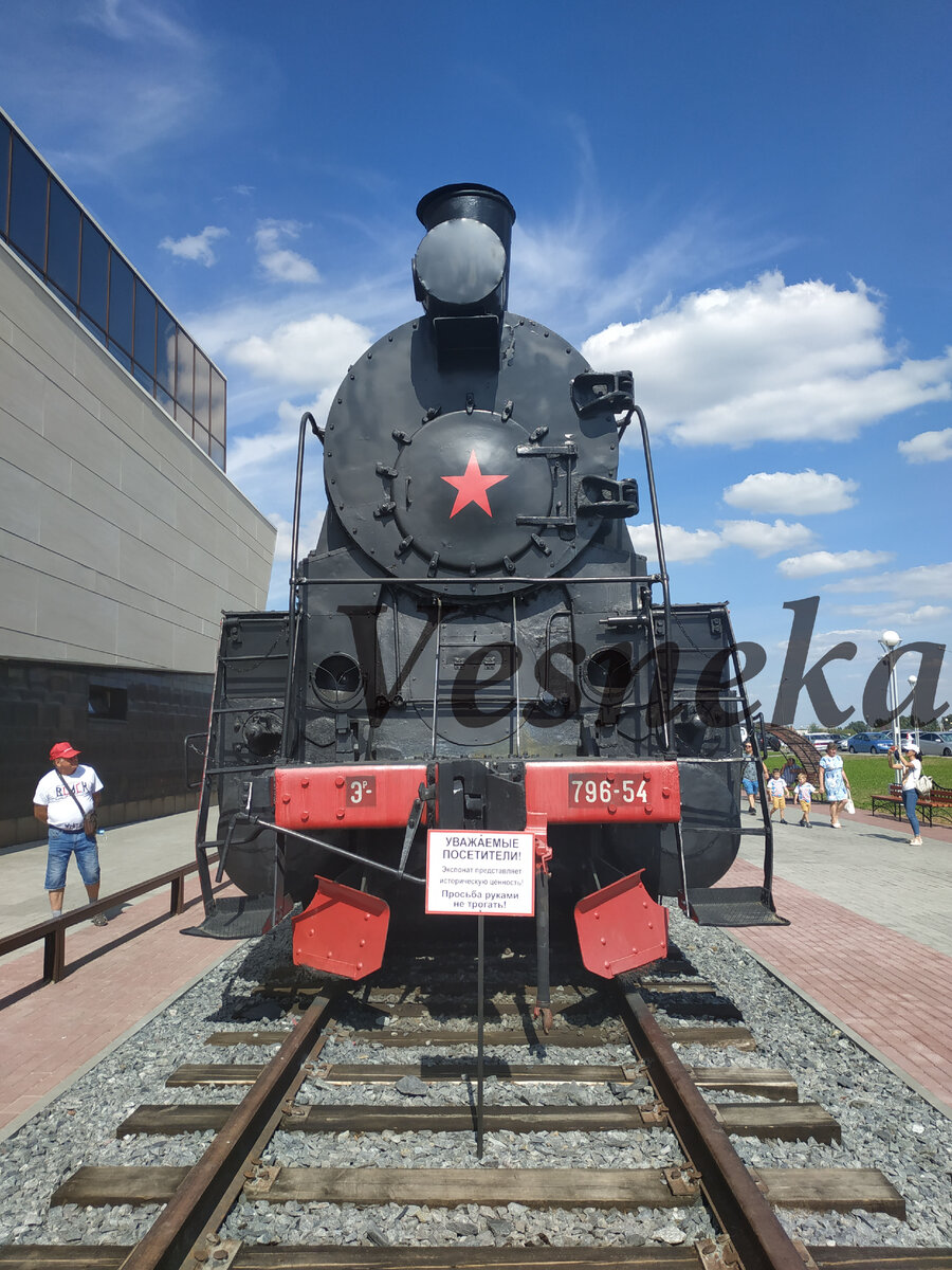 Настоящий военный состав у входа в музей. Листайте вправо