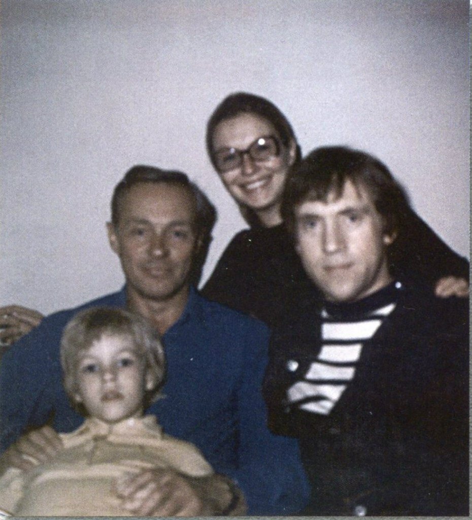 Москва, июнь 1971.  Детский хирург Станислав Долецкий, Марина Влади с сыном Володей Бруйе и Владимир Высоцкий
