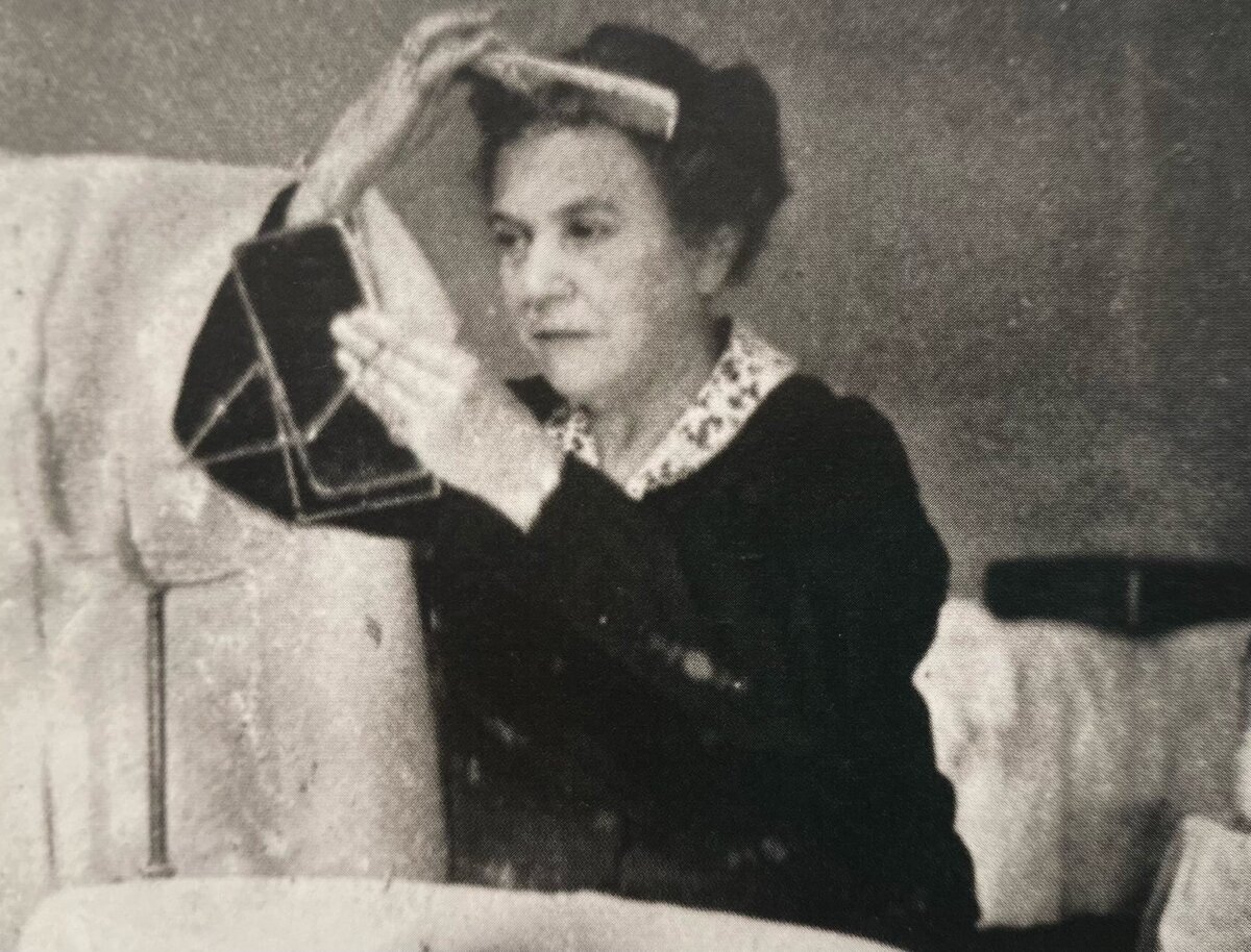 Первый взгляд в зеркало: одна из пациенток Сюзанны Ноэль причесывается перед зеркалом после лифтинга. На новом лице она глядит пока что достаточно скептитчески. 