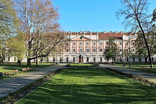 Фасад Инвалидовны (фото с "Википедии")