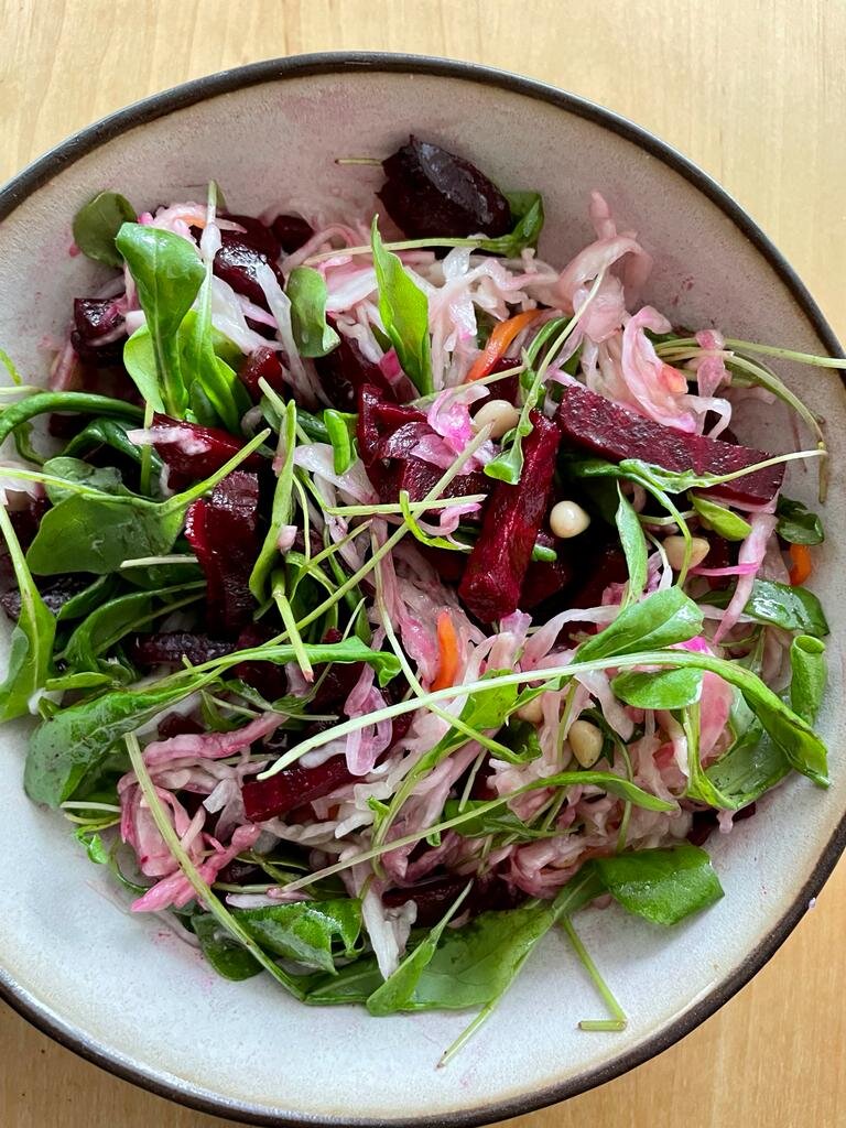 Пробиотический салатик от Даши @wellness_hedonism Третьяковой: руккола, отварная свёкла, квашеная капуста, масло оливковое и подсолнечное и орешки. Просто и замечательно для кишечника!