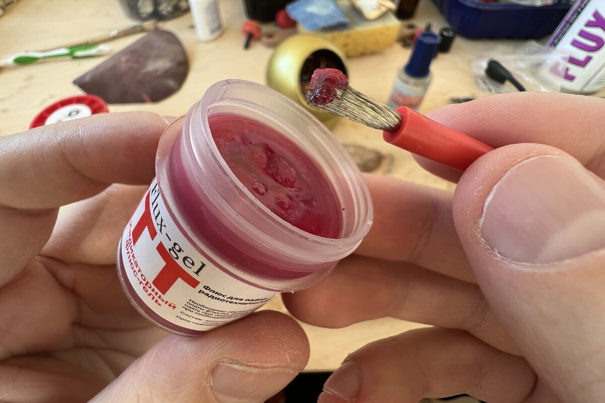 Флюс имеет густую консистенцию, что очень удобно.